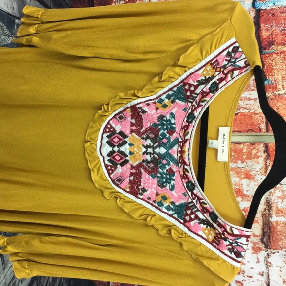 SOLD - Hailey & co top - Picture 7 of 8